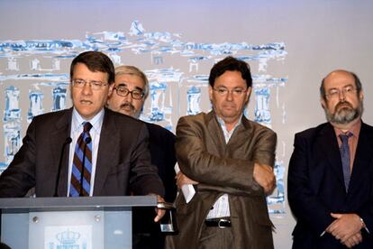 De izquierda a derecha, Jordi Sevilla, ?ngel Lozano (CSIF), Julio Lacuerda (UGT) y Enrique Fossoul (CC OO).