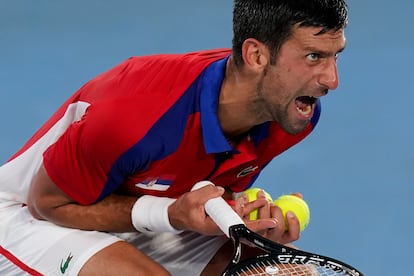 Djokovic reacciona durante la semifinal contra Zverev en el Ariake Tennis Park.