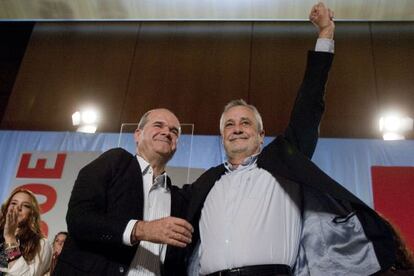 Manuel Chaves y Jos&eacute; Antonio Gri&ntilde;&aacute;n en un acto electoral en 2011. 