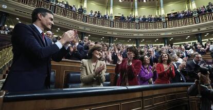 Pedro Sánchez junto a sus ministros ayer en el Congreso. 