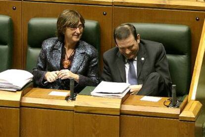 La <i>vicelehendakari,</i> Idoia Zenarruzabeitia, y el presidente vasco, Juan José Ibarretxe, en el debate.