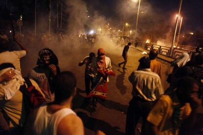 Partidarios de Morsi huyen cuando el Ejército carga contra ellos en la madrugada de este lunes, en El Cairo.