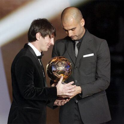 Leo Messi recibe el Balón de Oro de manos de su entrenador en el Barcelona, Pep Guardiola.