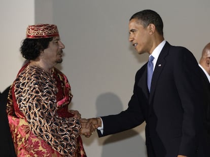 El presidente de EE UU, Barack Obama, saluda a Gadafi durante la cumbre del G-8 celebrada en julio de 2009 en L'Aquila, Italia.