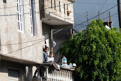 Una familia pide ayuda a los rescatistas desde la parte alta de su vivienda. 