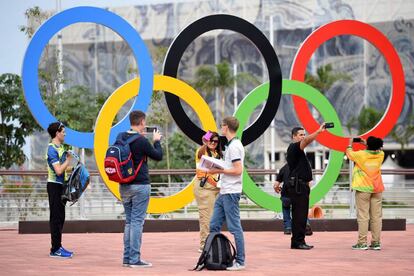 Pessoas tiram fotos no Parque Ol&iacute;mpico do Rio.