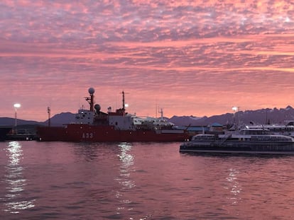 El buque Hespérides, al a izquierda, atracado en la ciudad de Ushuaia.