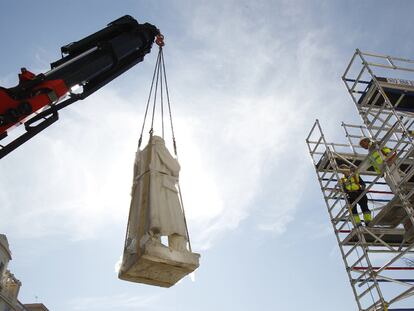 Colocación de la estatua de Agustín de Argüelles en la confluencia del paseo Rosales con Ferraz, su nueva ubicación.
