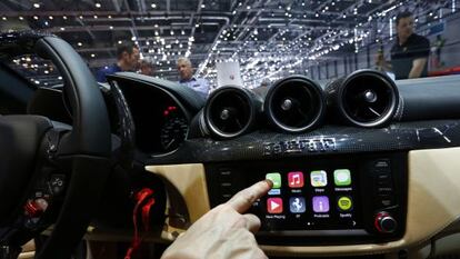 Apple incorpora CarPlay en los autom&oacute;viles.