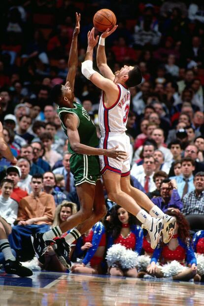 Petrovic lanza a canasta punteado por el jugador de los Boston Celtics, Reggie Lewis, en un encuentro de la temporada de 1991 en el Brendan Byrne Arena de New Jersey.