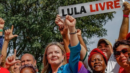 Gleisi Hoffmann em visita à vigília de Lula, em Curitiba.