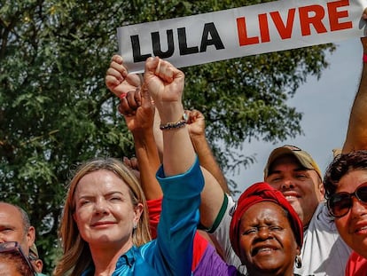 Gleisi Hoffmann em visita à vigília de Lula, em Curitiba.