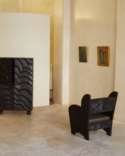 Pinturas de Ben Burgis y mobiliario de Ralph Parks en la galería del diseñador.