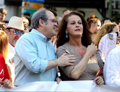El exministro de Educación y portavoz del PSOE en la Asamblea de Madrid, Ángel Gabilondo junto a Carla Antonelli, actriz, política y reconocida activista de los derechos LGBT.