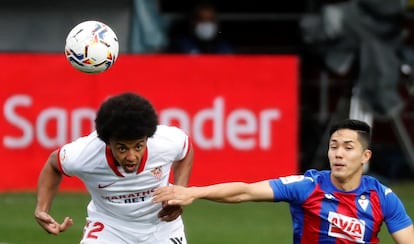 Koundé se impone en un balón aéreo a Muto, delantero del Eibar.