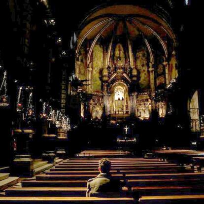 Miguel Hurtado, de 36 años, cuenta que sufrió abusos sexuales cuando tenía 16 años por parte de un monje benedictino en el monasterio de Montserrat. En la imagen, posa en el interior de la iglesia de la abadía de Montserrat, en la provincia de Barcelona, el 19-02-19 Foto Susana Vera. Reuters