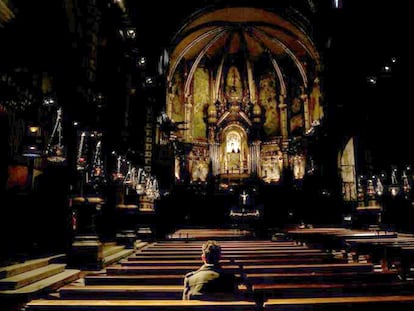 Una víctima de abusos posa en el interior de la iglesia de la abadía de Montserrat, en la provincia de Barcelona.