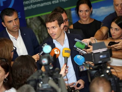 Pablo Casado atenent els mitjans.