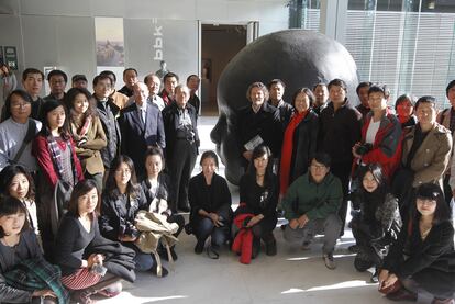 El grupo de turistas chinos posa ayer con el artista Jesús Mari Lazkano junto a una escultura de Antonio López en el Museo de Bellas Artes de Bilbao.
Joaquín Achúcarro.