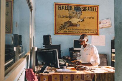 La radio del centro cultural Moffou del que es propietario Salif Keita.