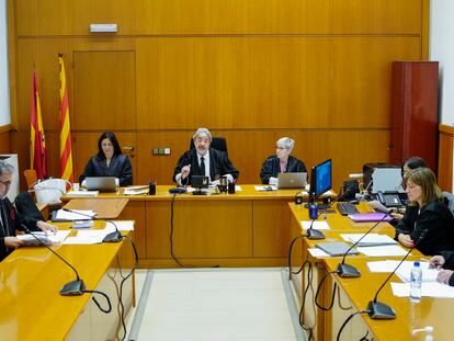 El abogado de Dani Alves, Cristobal Martell, a la izquierda, en la Audiencia de Barcelona.