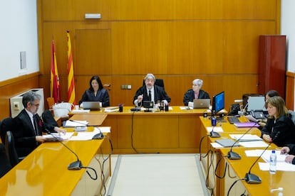 El abogado de Dani Alves, Cristobal Martell, a la izquierda, en la Audiencia de Barcelona.