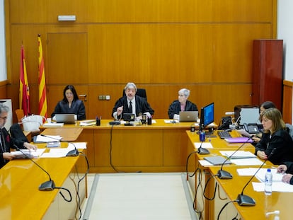 El abogado de Dani Alves, Cristobal Martell, a la izquierda, en la Audiencia de Barcelona.