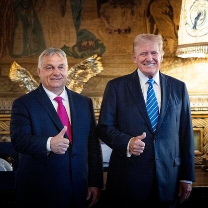 Palm Beach (United States).- A handout photo made available bythe Hungarian PM'Äôs Press Office shows Hungarian Prime Minister Viktor Orban (L) and former US president and Republican presidential candidate Donald Trump (R) posing for photographs during their meeting in Trump's Mar-a-Lago estate in Palm Beach, Florida, USA, 11 July 2024. (Hungría) EFE/EPA/Zoltan Fischer HANDOUT HUNGARY OUTHANDOUT EDITORIAL USE ONLY/NO SALES