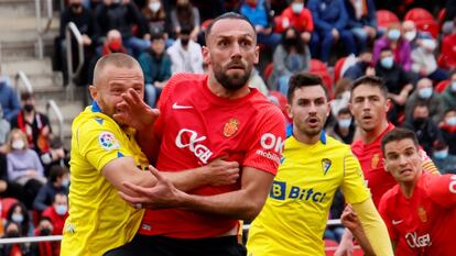 El delantero del Mallorca Vedat Muriqi (C) durante el partido de la vigésimo tercera jornada de Liga que el Mallorca y el Cádiz (2-1) disputaron el pasado sábado.