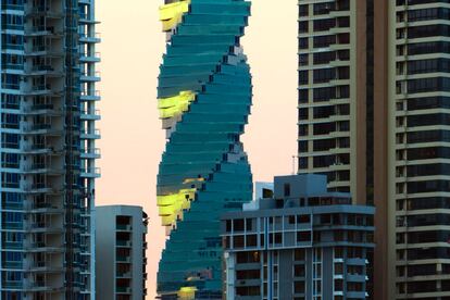 Los delirios de la arquitectura comercial encuentran en la Torre F&F, terminada en 2011 en Ciudad de Panamá, uno de sus símbolos. ¿Es un sacacorchos, un tornillo o la hélice del ADN? De 242 metros, su chillona piel verdosa y las 30 vueltas de rosca que comienzan en el piso 16 ejemplifican un tipo de arquitectura del efectismo y la exageración.