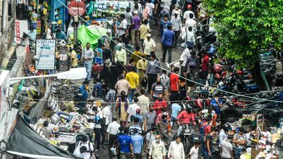 Una calle con vendedores ambulantes en India.