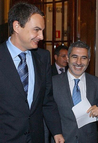 José Luis Rodríguez Zapatero y Gaspar Llamazares, esta tarde en el Congreso de los Diputados.