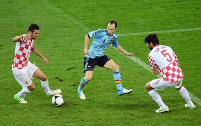 Andr&eacute;s Iniesta, en el centro, durante uno de los lances del partido de la Eurocopa que jugaron Espa&ntilde;a y Croacia.