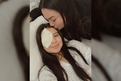 Sara Cárdenas con su madre, Sandra Pérez, tras la cirugía de extirpación de su ojo en octubre de 2023.