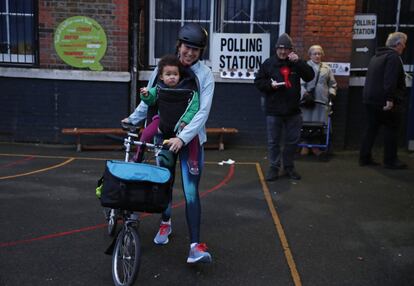 Una mujer, acompañada por su hijo, tras votar en Islington (Reino Unido).