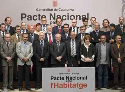 Foto de familia de los firmantes del Pacto Nacional para la Vivienda, el pasado 8 de octubre.