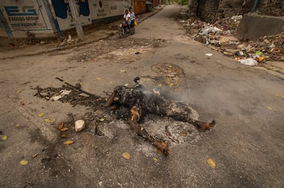 Un cuerpo quemado en una calle del barrio de Pacot minutos después de haber sido asesinado por los miembros del movimiento de vigilancia vecinal Bwa Kale.