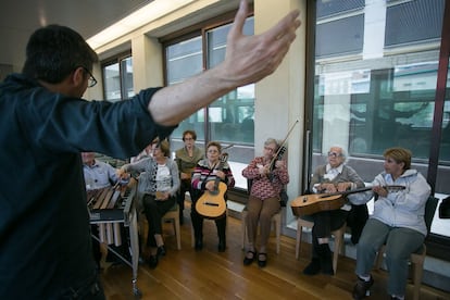 El director anima la banda. 