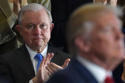 Jeff Sessions, con el presidente Trump en primer plano. 