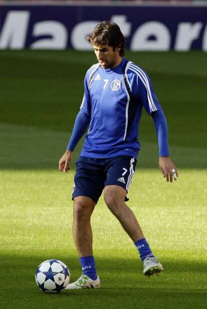 Raúl, entrenándose en Old Trafford.