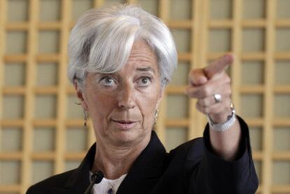 Lagarde da la palabra a los periodistas tras anunciar ayer en París su candidatura al FMI.