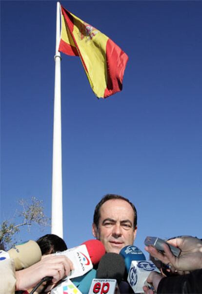 El ministro de Defensa, José Bono, durante el acto de homenaje a la bandera en la Plaza de Colón de Madrid.