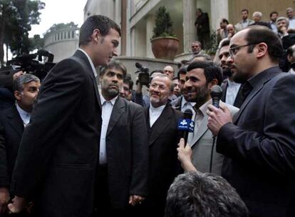 A primera hora de la tarde de el presidente iraní, Mahmud Ahmadineyad, conversó con los 15 marinos británicos en el palacio presidencial en una ceremonia para celebrar su liberación.