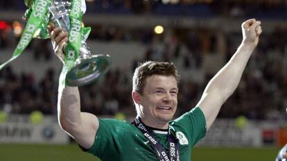 O’Driscoll, feliz con el trofeo del Seis Naciones