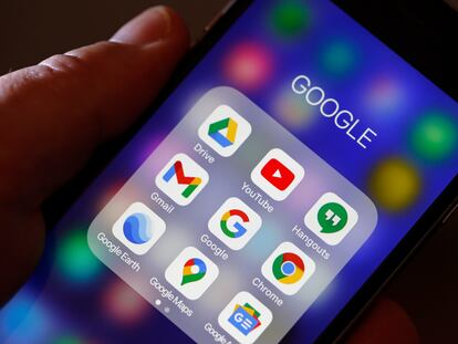 Pantalla de un teléfono móvil con aplicaciones de Google.