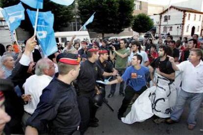 Los <i>mossos</i> separaron a militantes del PP de jóvenes radicales, ayer en Mataró.