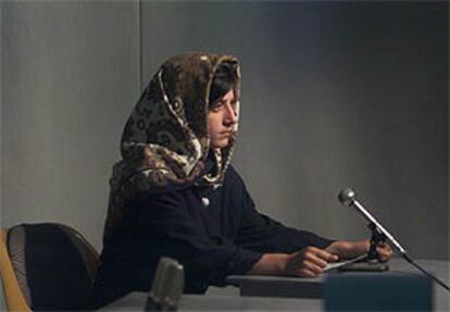 Mariam Shakebar, de 16 años, en la primera emisión de la televisión de Kabul tras cinco años de prohibición.