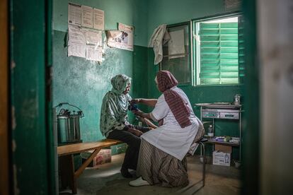 Afaf Abdoul y Manara Abdoulaye, parteras del centro de salud de Malanga, Chad, durante una capacitación en planificación familiar. Una de las causas que aumentan el riesgo de mortalidad materno infantil es la hipertensión, una patología que puede dispararse durante el embarazo.