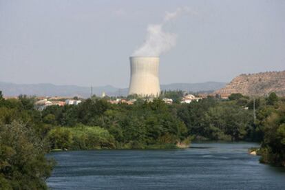 Vista de la torre de refrigeración de la central nuclear de Ascó (Tarragona)
