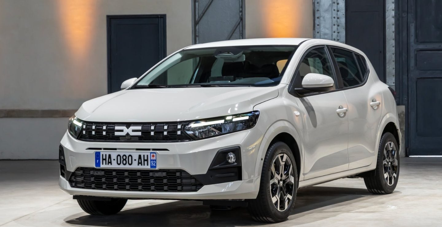 Renault se dispara, pero Toyota se mantiene como el rey del mercado: estos son los coches y las marcas más vendidas en 2025